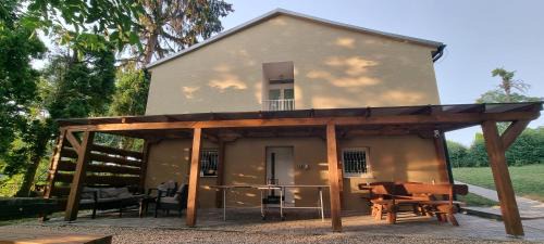 Santovka House | Chata nad kúpaliskom Santovka