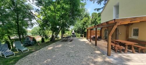Santovka House | Chata nad kúpaliskom Santovka