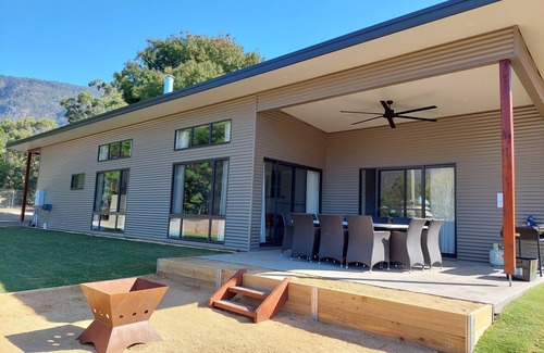 Halls Gap House | Cheeky Emu Spacious Family Accommodation Halls Gap