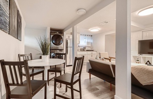Valverde House | Cheerful 2-Bedroom Space 4 Miles from Downtown