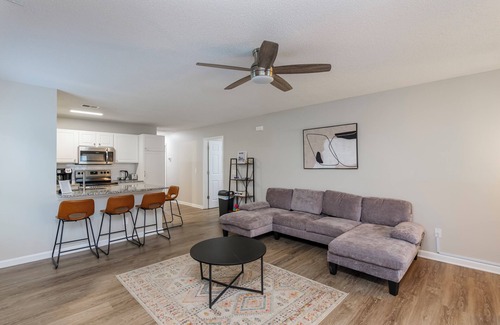 Columbia House | Cheerful 3 bed home with close access to lots