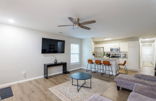 Columbia House | Cheerful 3 bed home with close access to lots