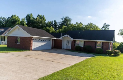 Columbus House | Cheerful 3-Bed Room Home in Columbus, MS