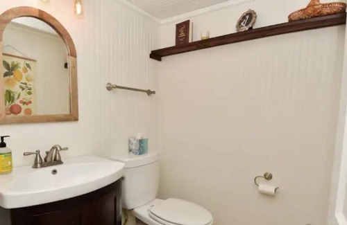 Nineveh Cottage | Cheerful 3 bedroom cottage on lake with hot tub