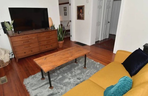 Nineveh Cottage | Cheerful 3 bedroom cottage on lake with hot tub