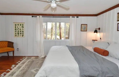 Nineveh Cottage | Cheerful 3 bedroom cottage on lake with hot tub