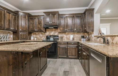 Canyon House | Cheerful 3-Bedroom Home w King Bed, Fireplace, W/D, 10 min from Palo Duro Canyon