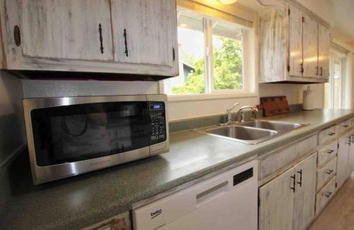 Creswell House | Cheerful 3 Bedroom on a Park 10 Miles from Eugene
