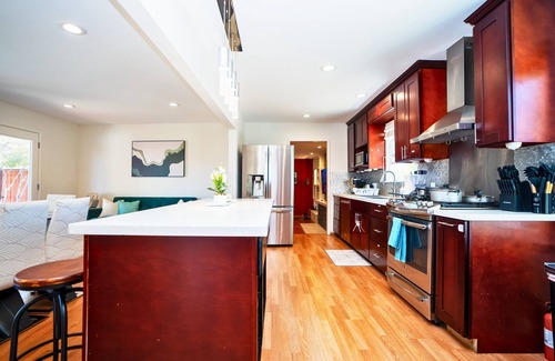 San Tomas House | Cheerful 3BR - Bar, Jacuzzi & Kids Treehouse
