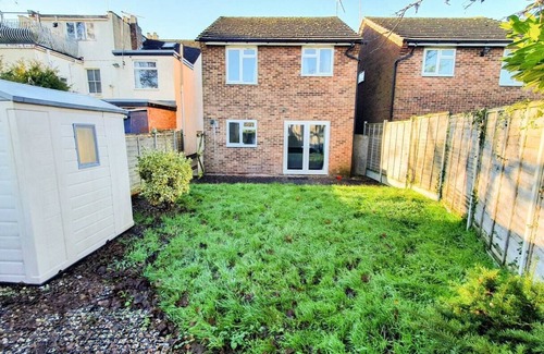 Cheltenham House | Cheerful 4-bedroom house by Golden Valley