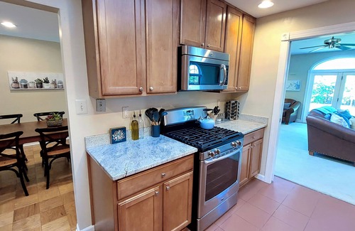 Lake Barcroft House | Cheerful 5-Bdrm Home | Huge Fenced Yard | Kid-Pet Friendly | Near it all!
