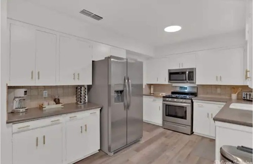 Broadmoor House | Cheerful and chic- newly renovated home 4br/3b