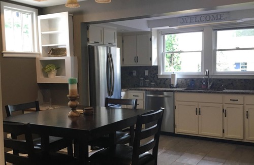 Hollywood - Mt. Vernon House | Cheerful and Cozy in the Heart of Chevy Chase!