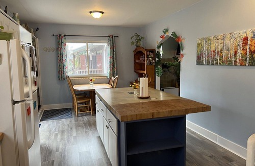 Bryant Pattengill East House | Cheerful and Spacious 4bd 2bath w/Jacuzzi Tub