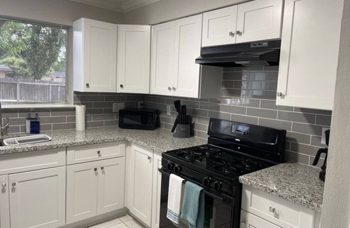 Mission Bend House | ❤Cheerful & Comfy ~ Fireplace ~ Backyard ~ Parking