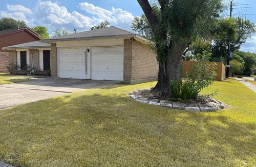 Mission Bend House | ❤Cheerful & Comfy ~ Fireplace ~ Backyard ~ Parking