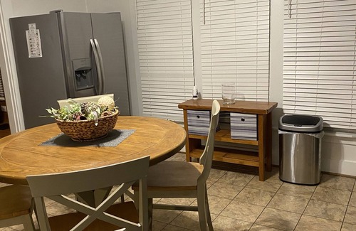 Columbus House | Cheerful Downtown 3 Bedroom home in the historic area of Columbus