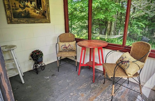 White Lake Cabin | Cheerful fish cabin 1 Bdr. Pool open from July 1 st , outdoor fireplace