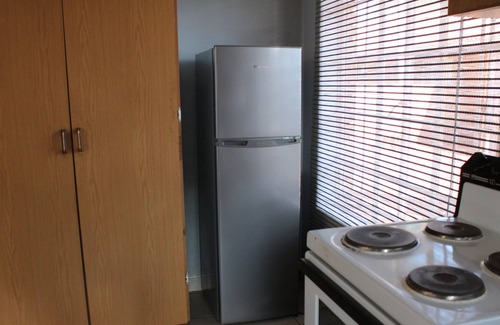 Akasia Apartment | Cheerful Home with Braai area near Shopping Centers