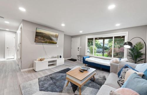 North Juanita House | Cheerful Kirkland Home w&AC Big Yard,Walk to Beach
