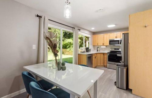 North Juanita House | Cheerful Kirkland Home w&AC Big Yard,Walk to Beach