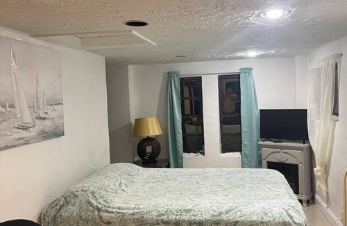 North Miami Beach House | CHEERFUL PRIVATE BEDROOM 2 MILES AWAY FROM SUNNY ISLES BEACH