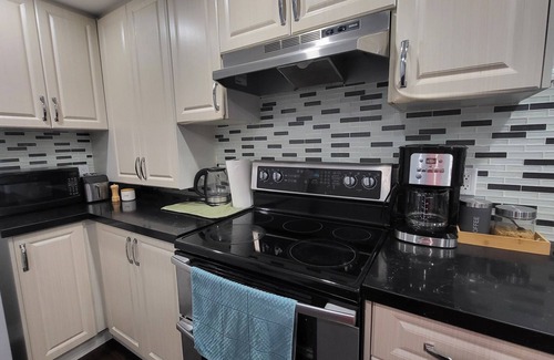 Whitby House | Cheerful & Relaxing 2 Bedroom Apartment with 2 Queen beds,5 mins from ThermeaSPA