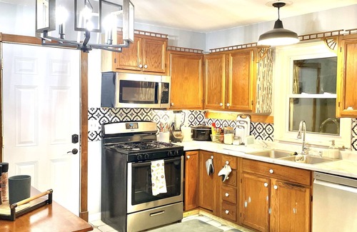 Overland House | Cheerful residential house with all yours needs.