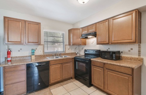 Town N County Park House | Cheerful spacious 4 bedroom with Pool - Game Room