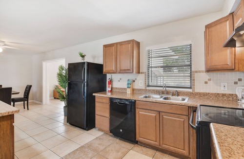 Town N County Park House | Cheerful spacious 4 bedroom with Pool - Game Room