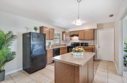 Town N County Park House | Cheerful spacious 4 bedroom with Pool - Game Room