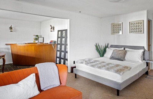 West Hempstead Apartment | Cheerful Studio Getaway/Garden/By Lake State Park.
