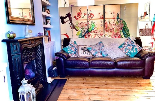 Southend-on-Sea Apartment | Cheerful Town House with Infared Sauna by the sea