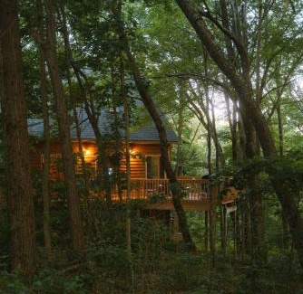 Rockbridge House | Cheerful Two Bdrm Cabin with Hot Tub & Pet Friendly