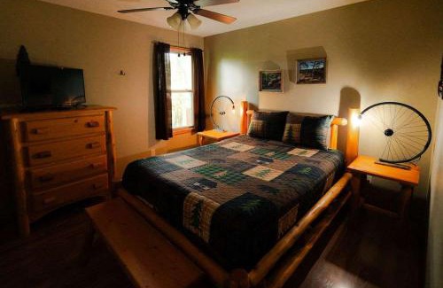 Rockbridge House | Cheerful Two Bdrm Cabin with Hot Tub & Pet Friendly