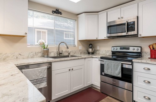 Willits House | Cheerful two bedroom Home with indoor fireplace