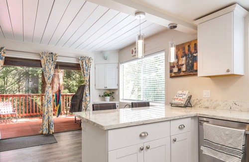 Willits House | Cheerful two bedroom Home with indoor fireplace