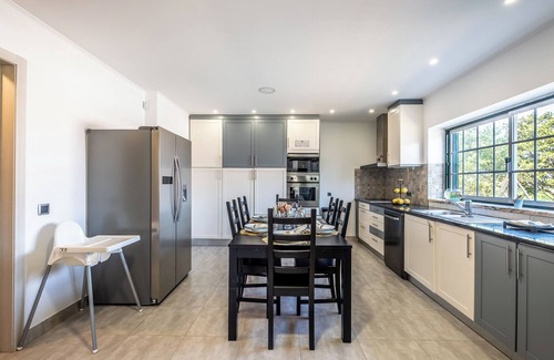 Mafra House | Cheerful villa with pool