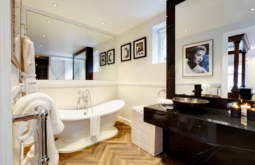 Chelsea House | Cheyne House - Eight Bedroom House, Sleeps 18