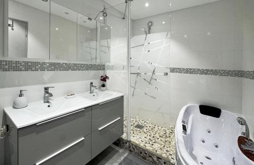 Esplanade Apartment | Chez Vélia Grand 4 pièces, parking privé et emplacement idéal