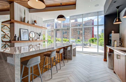 South Loop Apartment | Chic 1-bedroom apartment in delightful Chicago with AC, fitness room