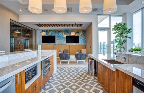 South Loop Apartment | Chic 1-bedroom apartment in delightful Chicago with AC, fitness room