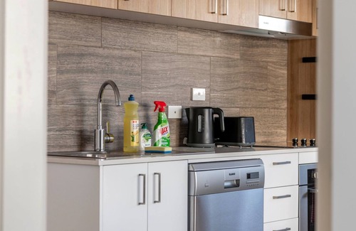 Greenway Apartment | Chic 1-Bedroom Retreat in Greenway