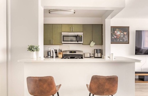 Alexandria West House | Chic 1-bedroom with WiFi, AC in enchanting Alexandria