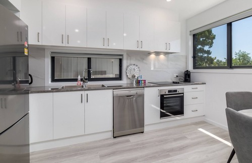 Phillip House | Chic 2-Bed Home with Backyard, BBQ & Parking