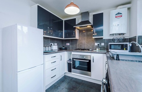 Chorlton-on-Medlock House | Chic 2 Bed House with Garden & Free Parking