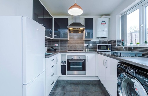 Chorlton-on-Medlock House | Chic 2 Bed House with Garden & Free Parking