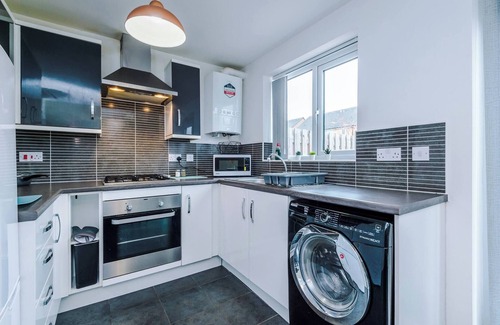 Chorlton-on-Medlock House | Chic 2 Bed House with Garden & Free Parking