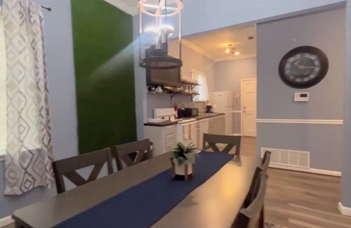 Uptown House | Chic 2 bedroom, 2 bathroom Stay + Wi-Fi – Great for Families or Business Trips