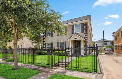 MacGregor Apartment | Chic 2-bedroom apartment with WiFi, AC in cool Houston